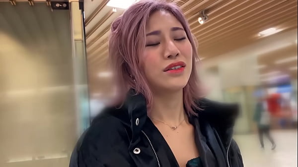 https://bit.ly/37QhXxF ハメ撮り 令和ギャルとSEX。酒とセックスしか勝たん。派手髪クール系ハスキーボイスでも、挿れられてるときはしっかりメスの声出るんですねエロい。パイパンスレンダー艶ボディでTバックが映える美尻。本能むき出しの激しいピストンで、子宮口にゴンゴン亀頭をぶつけたがる自己中ワガママセックス!
